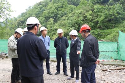 蜀能礦產(chǎn)工會開展煙峰鎮(zhèn)C321大風(fēng)頂幸福美麗鄉(xiāng)村路項目勞動保護(hù)監(jiān)督檢查